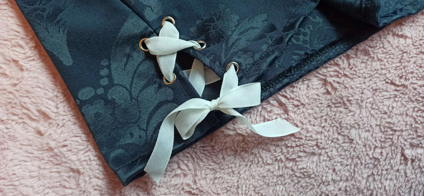 Détail du laçage blanc en lin en bas du haut médiéval