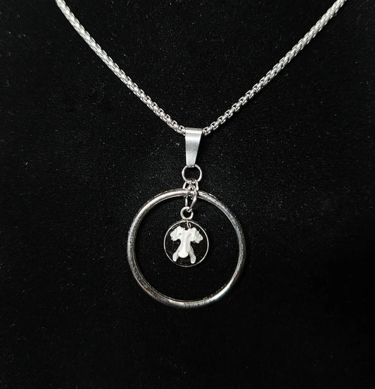 Détail du pendentif avec vertèbre de rongeur sur fond noir sous résine transparente et anneau en acier inoxydable