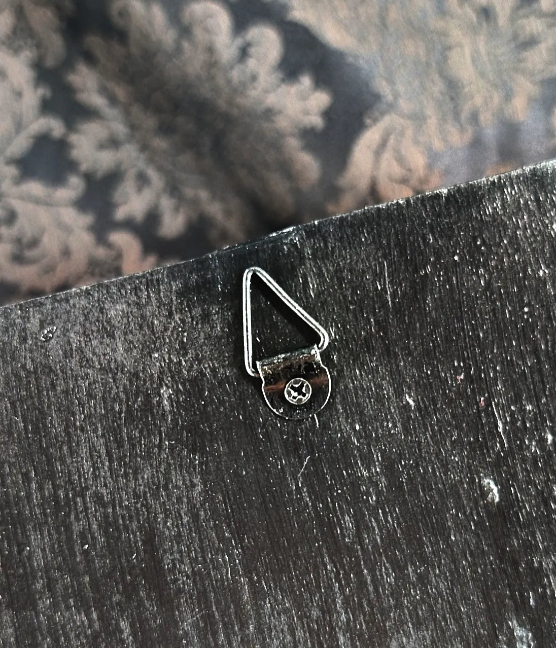 Détail du support accrocheur de la décoration cercueil