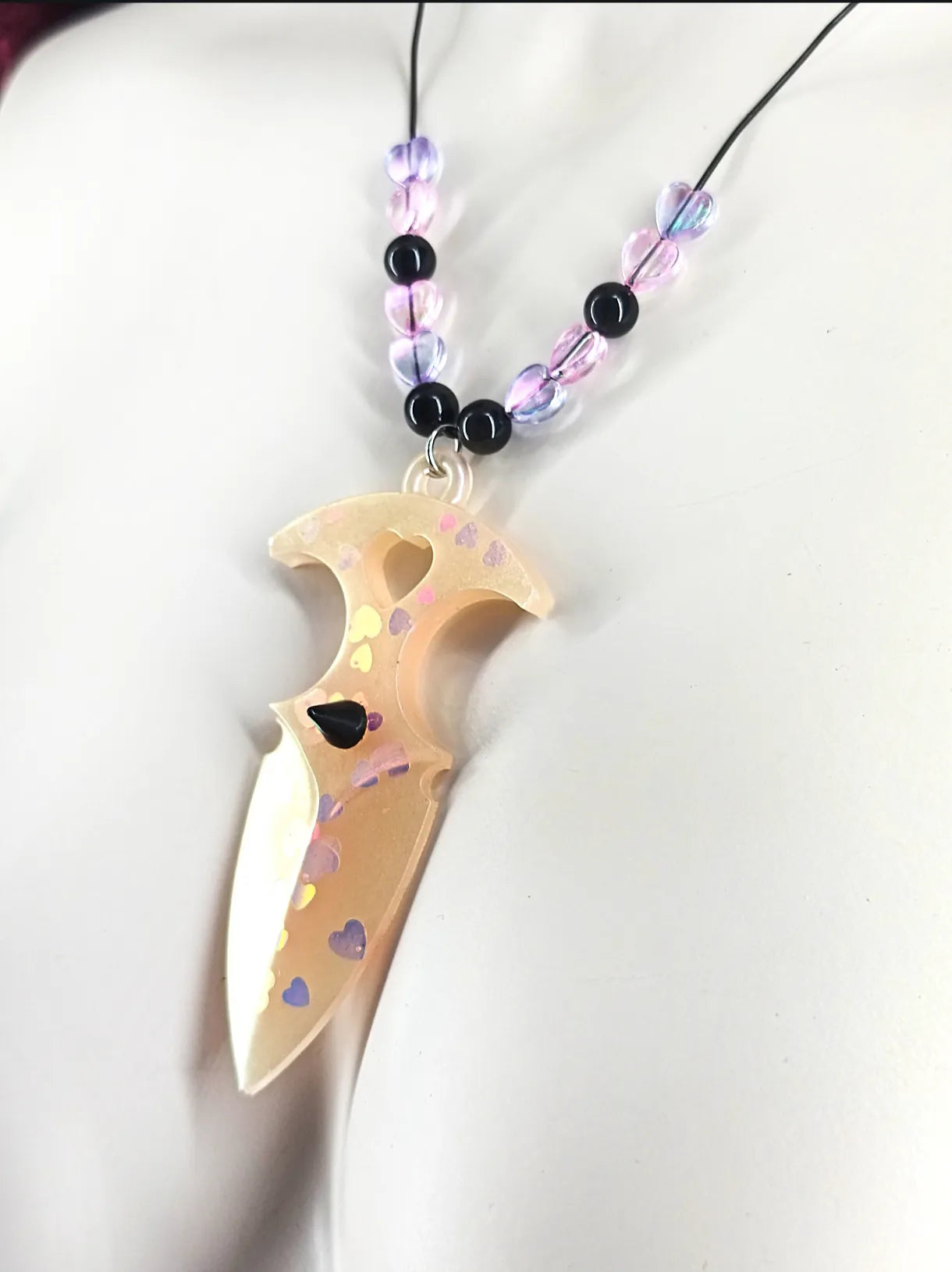 Détail pendentif arme self defense résine artisanale