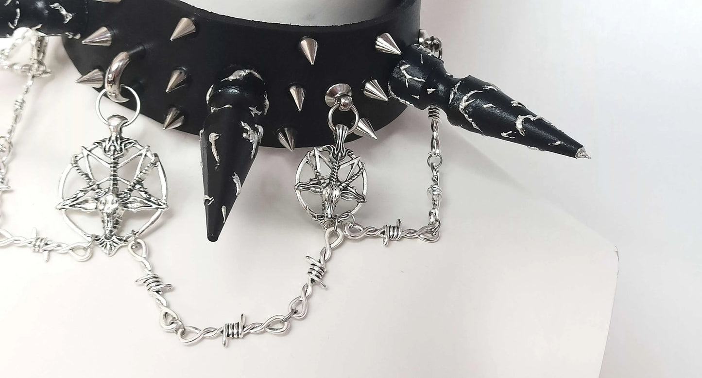Détails des clous XXL, des chaines barbelés et pendentifs baphomets fait main