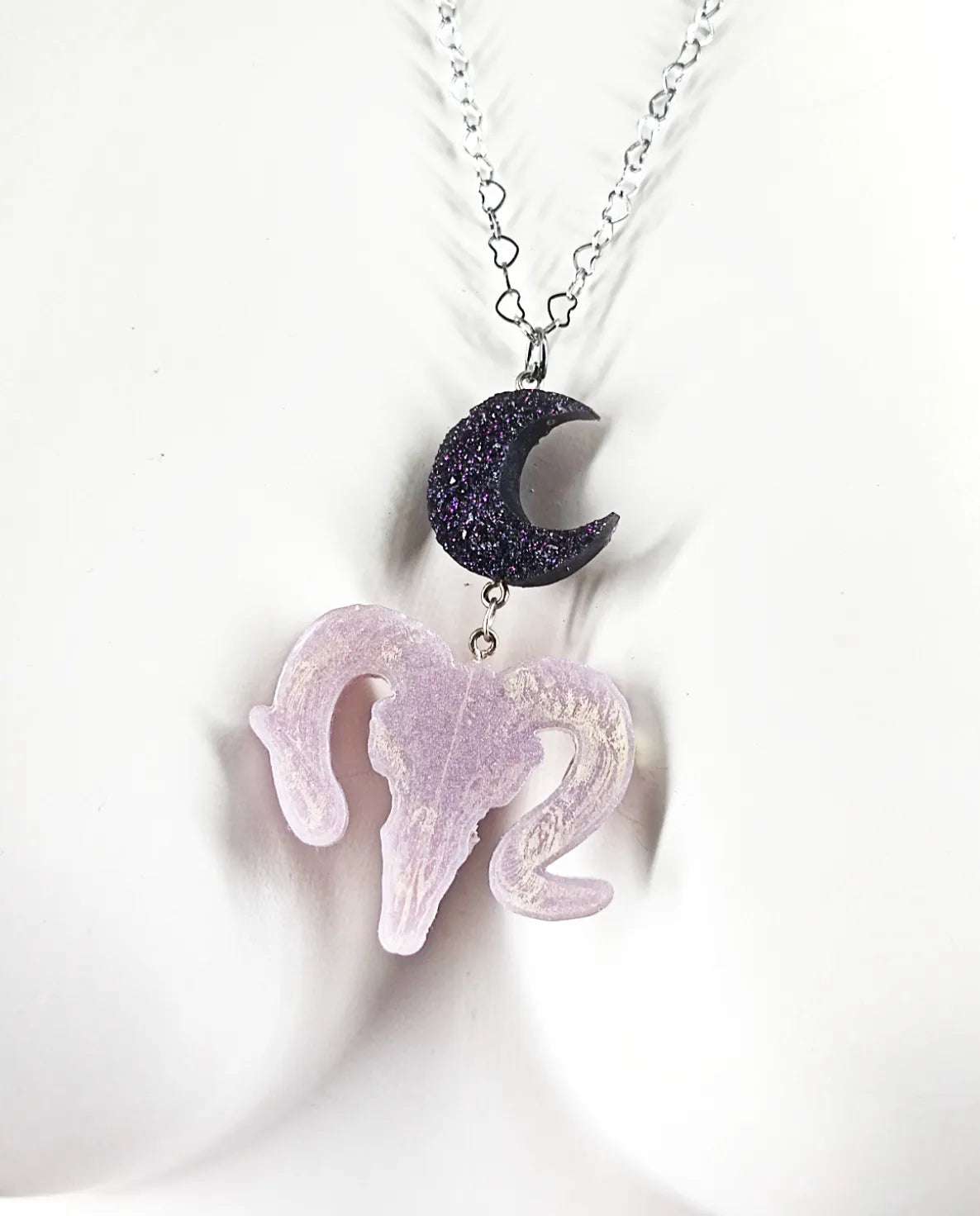 Détails du crâne de bouc et de la lune du collier pastel goth