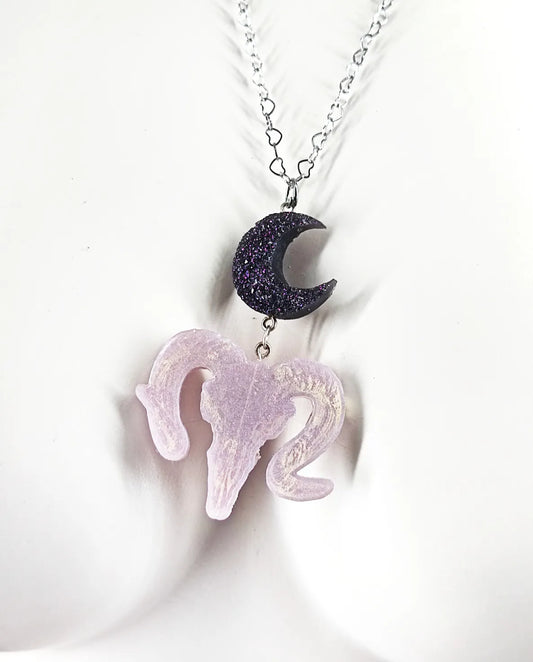 Détails du crâne de bouc et de la lune du collier pastel goth