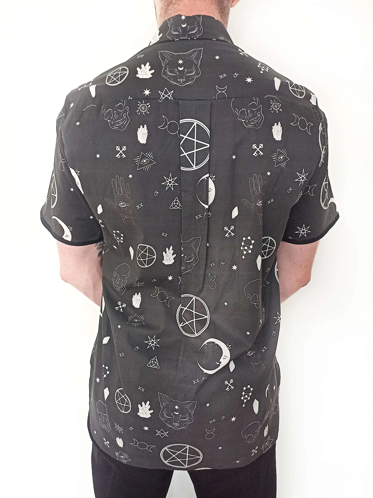 Dos de la chemise avec plis structurants
Look goth darkwear avec chemise Witch Spell