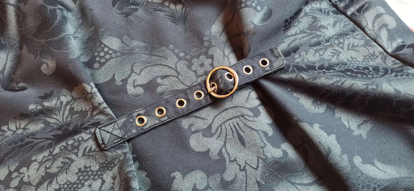 Détails du dos du haut avec sangle et boucle de ceinture