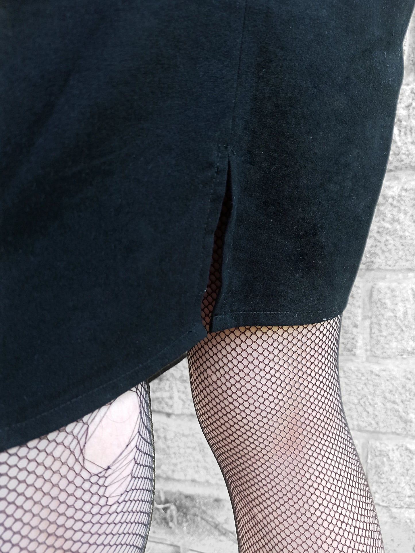 Zoom sur le détail de la fente dans le dos de la robe