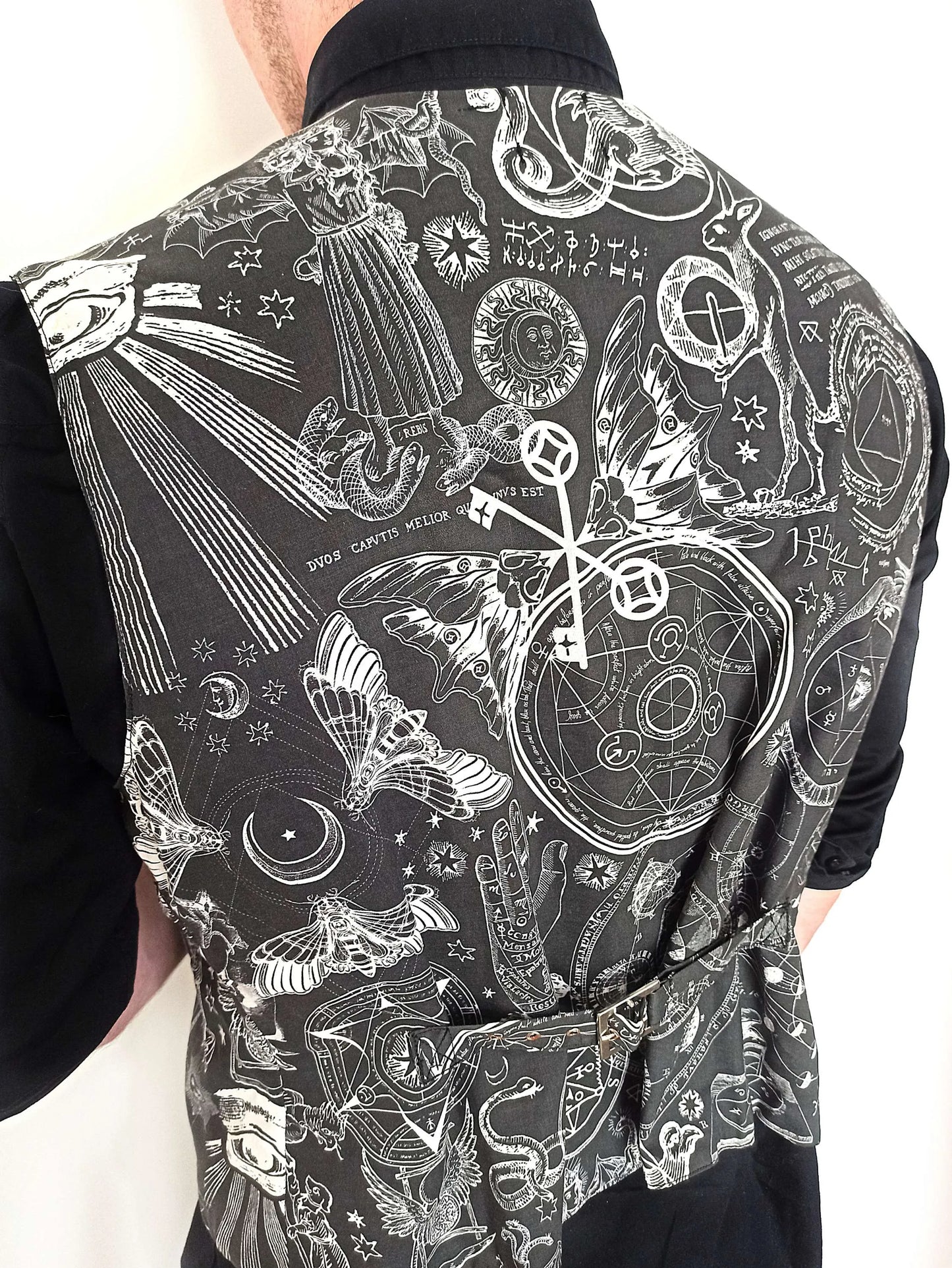 Sangles réglables à œillets métalliques sur gilet goth