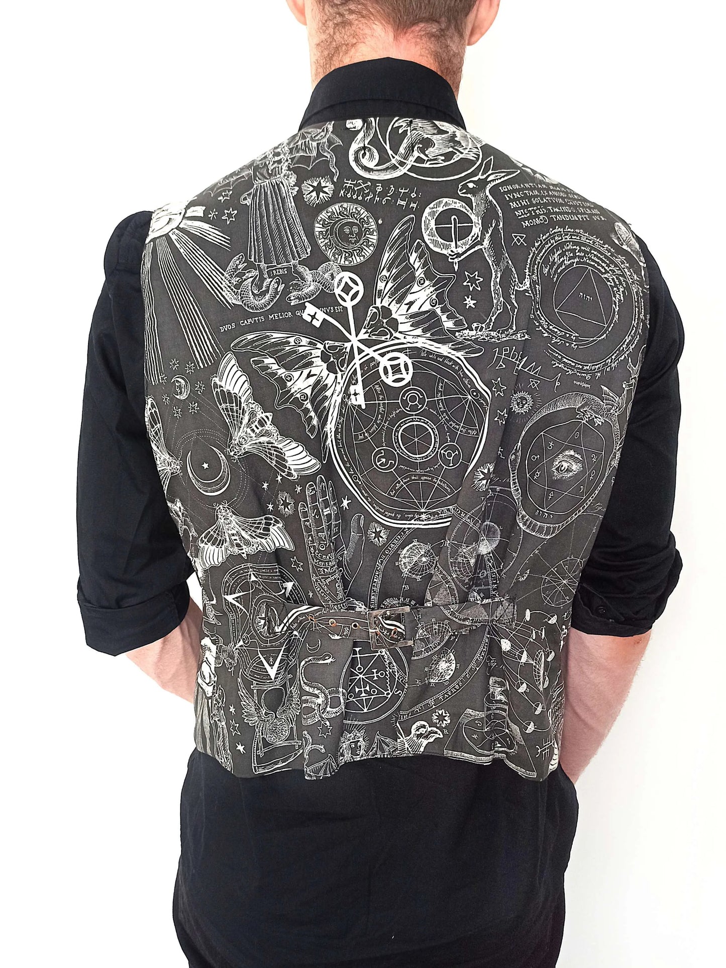 Détail des impressions occultes sur gilet artisanal
Vue de dos du gilet gothique homme