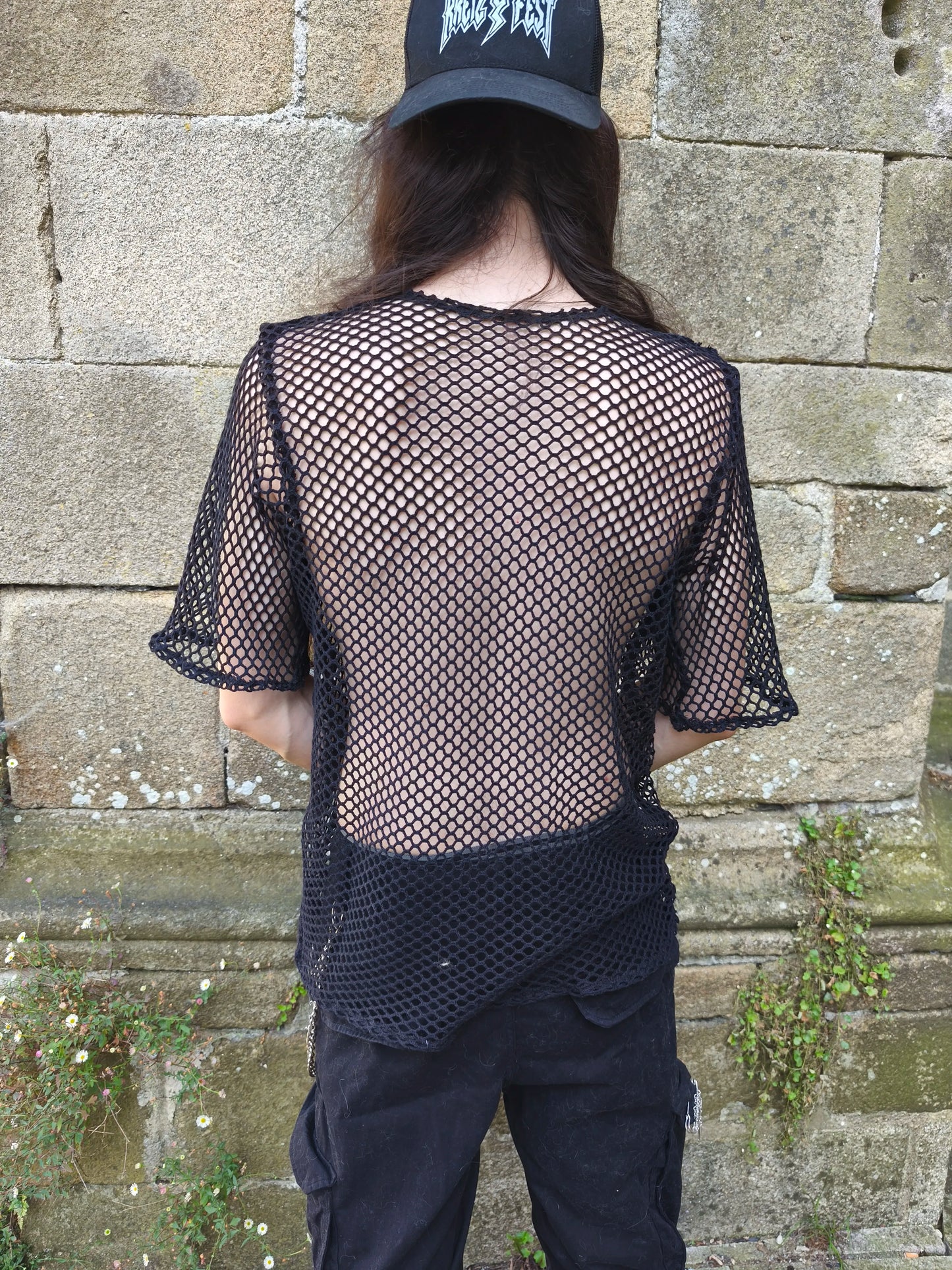 Haut fetish alternatif vue de dos fait main noir
Détails de la résille du t-shirt