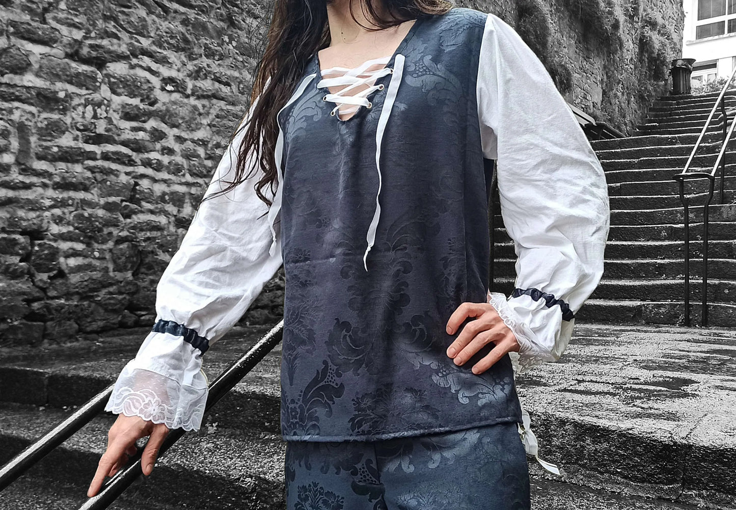 Haut gothique médiéval en jacquard bleu nuit avec laçage
Vue complète de la silhouette goth-médiévale