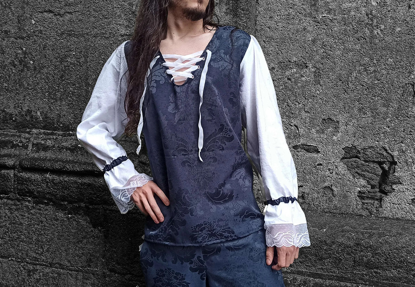 Haut gothique médiéval en jacquard bleu nuit avec laçage, manches en lin et dentelle