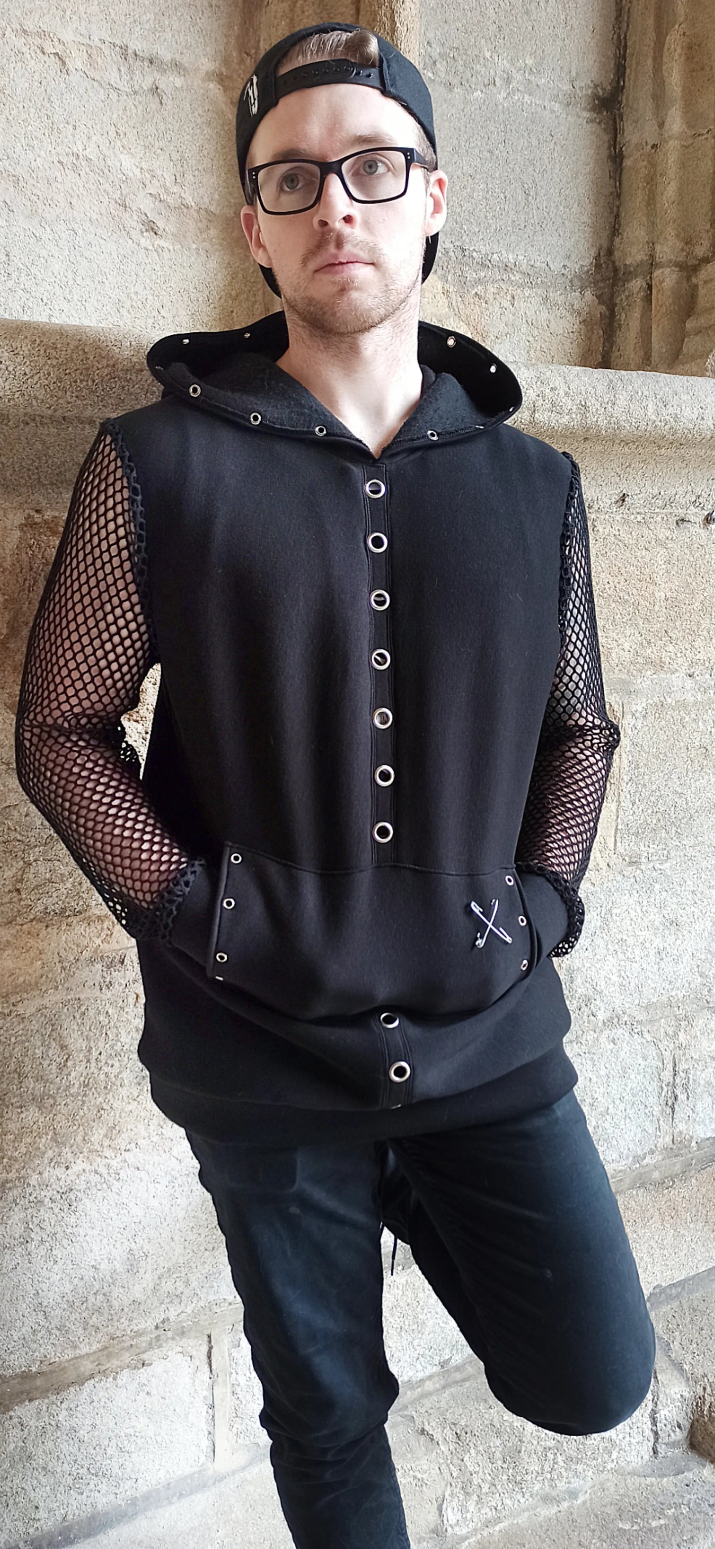 Vue complète du hoodie goth darkwear
Sweat artisanal au style rebelle et underground