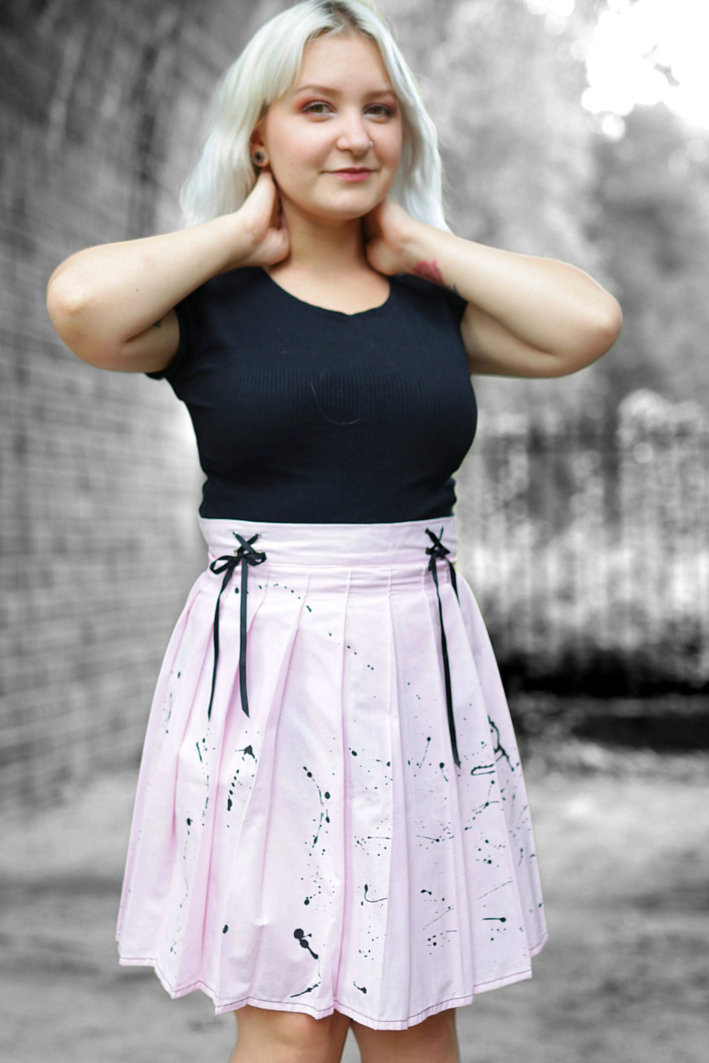 Jupe plissée pastel goth rose en coton – Éclaboussures noires peintes à la main & laçages japonisants – Fait main