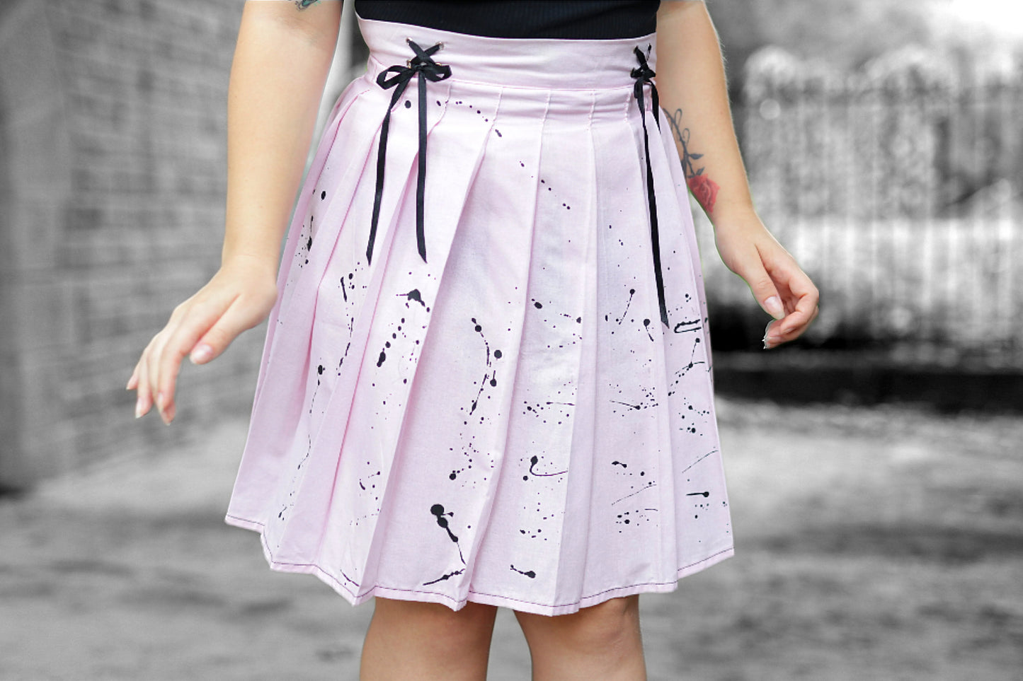 Jupe plissée pastel goth rose en coton – Éclaboussures noires peintes à la main & laçages japonisants – Fait main