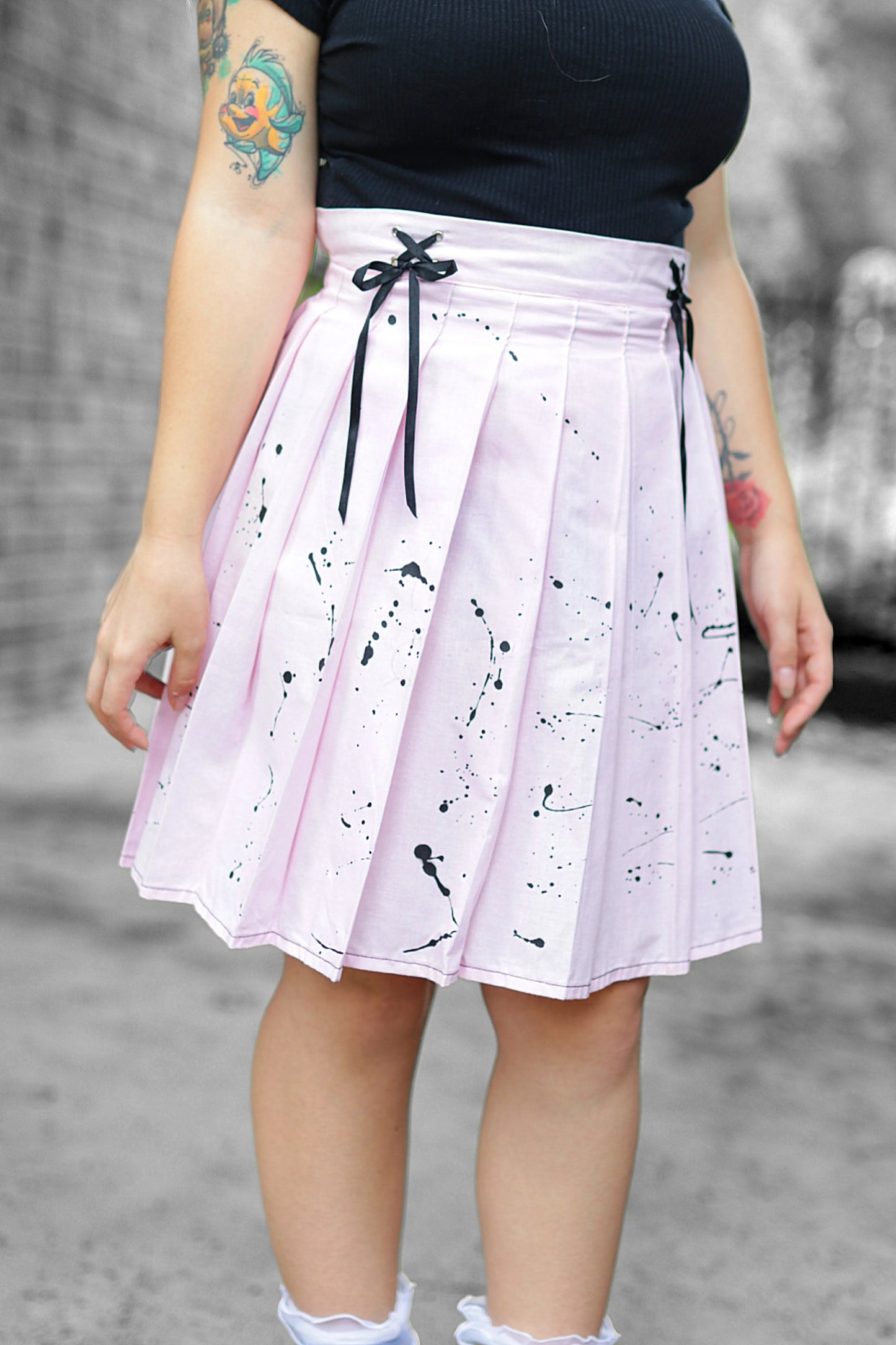 Jupe plissée pastel goth rose en coton – Éclaboussures noires peintes à la main & laçages japonisants – Fait main