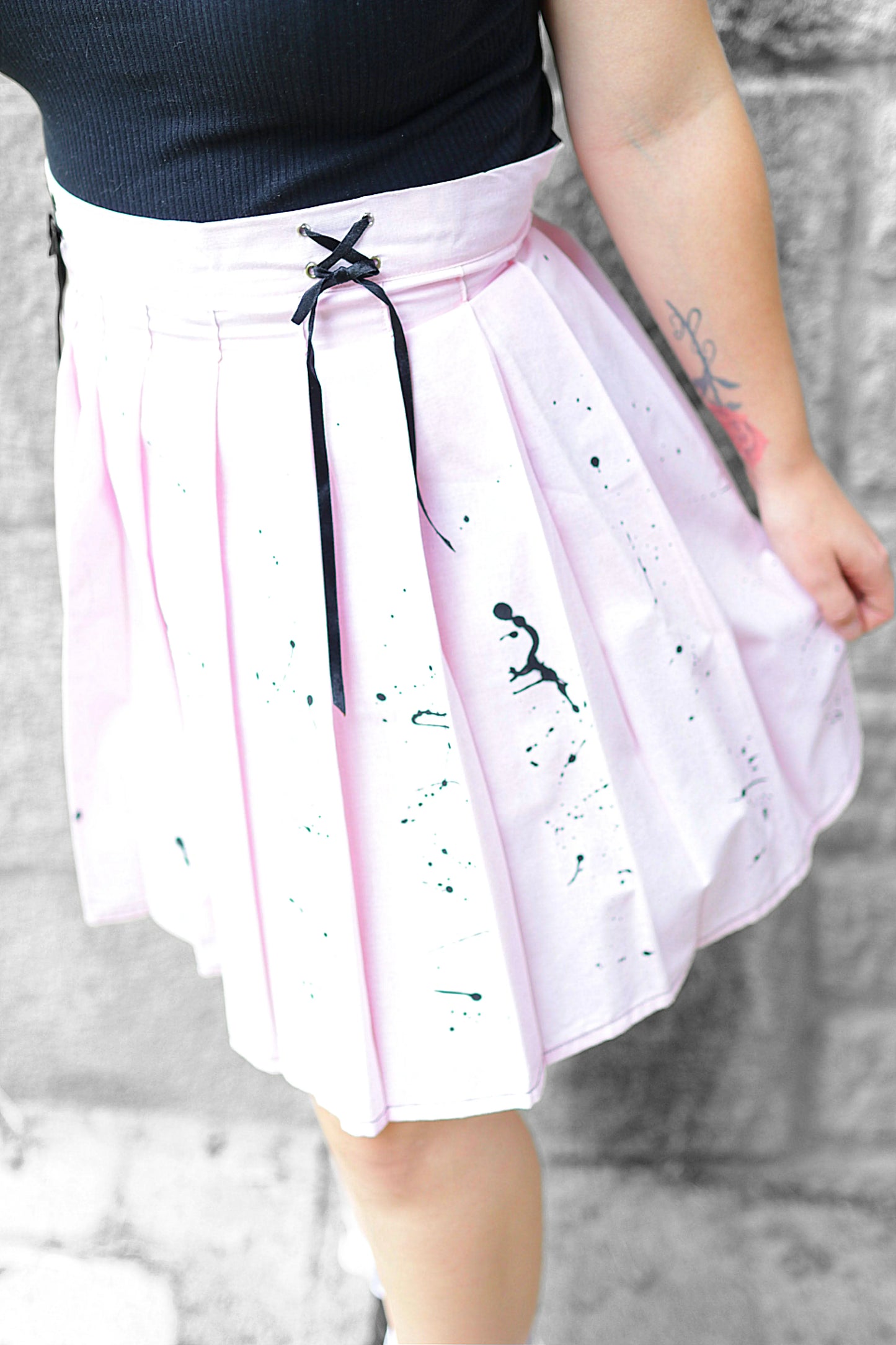 Jupe plissée pastel goth rose en coton – Éclaboussures noires peintes à la main & laçages japonisants – Fait main