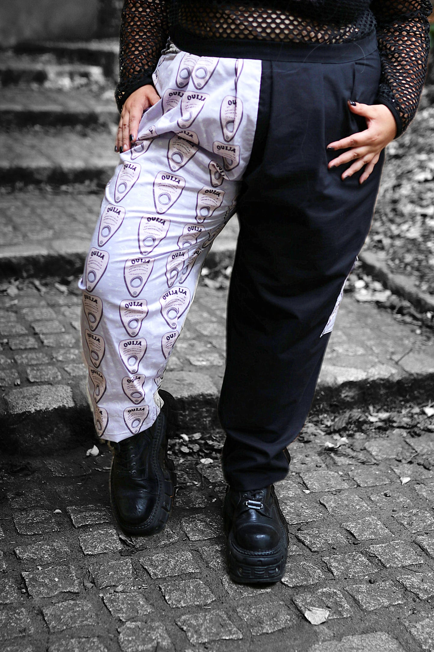 Pantalon pastel goth bicolore en coton – Jambe imprimée ouija & taille élastique – Fait main, pièce unique
