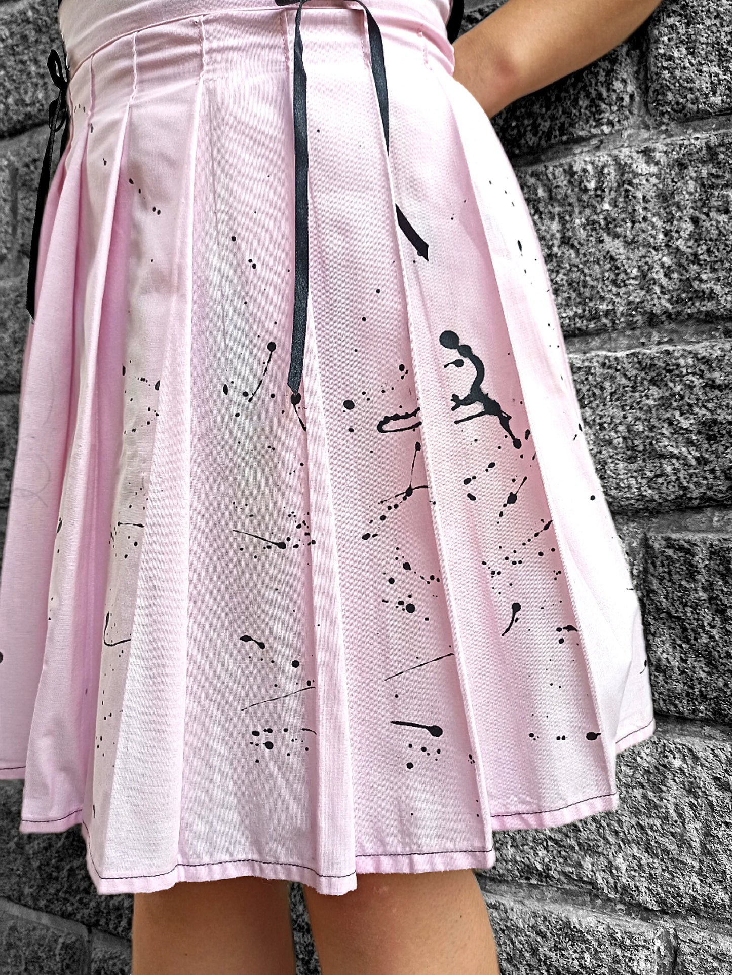 Jupe plissée pastel goth rose en coton – Éclaboussures noires peintes à la main & laçages japonisants – Fait main