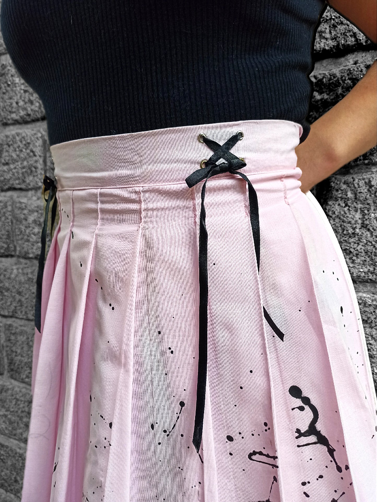 Jupe plissée pastel goth rose en coton – Éclaboussures noires peintes à la main & laçages japonisants – Fait main