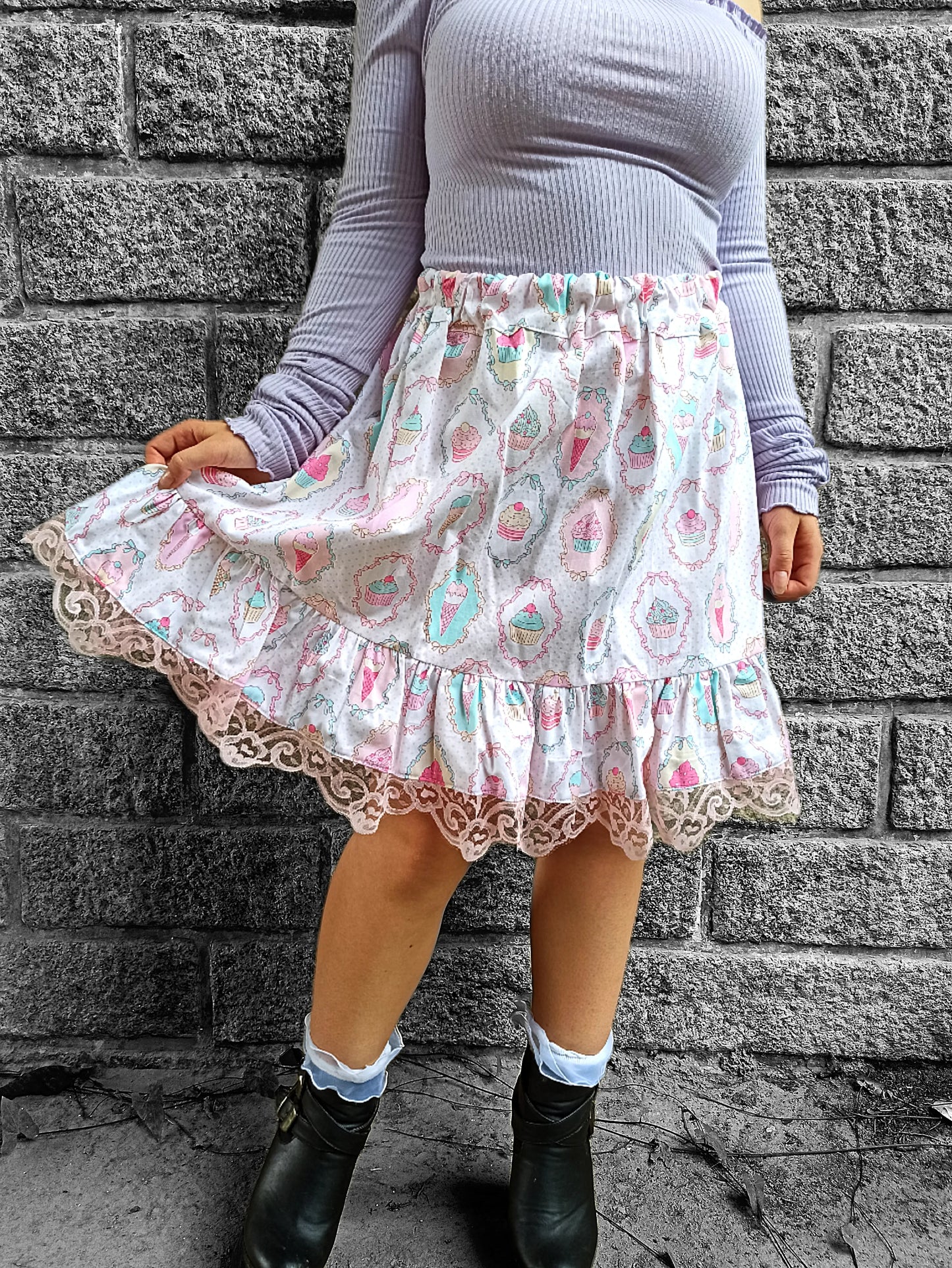Jupe lolita kawaii en coton imprimé sucreries – Dentelle rose et ruban violet ajustable – Fait main
