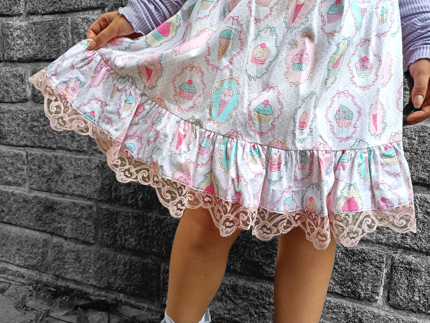 Jupe lolita kawaii en coton imprimé sucreries – Dentelle rose et ruban violet ajustable – Fait main