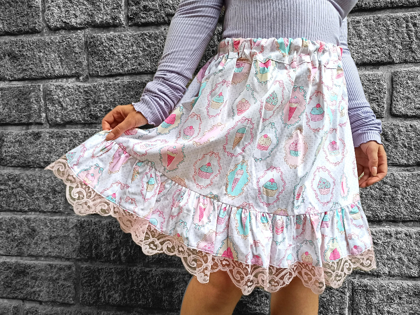 Jupe lolita kawaii en coton imprimé sucreries – Dentelle rose et ruban violet ajustable – Fait main