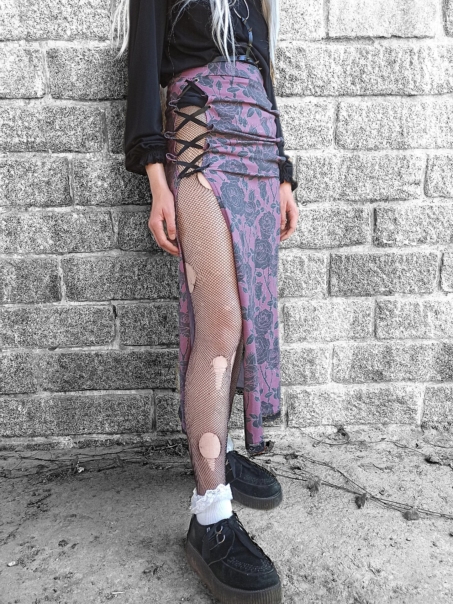 Jupe longue grunge goth en jersey de coton – Violet & roses noires – Fente laçages satin – Fait main
