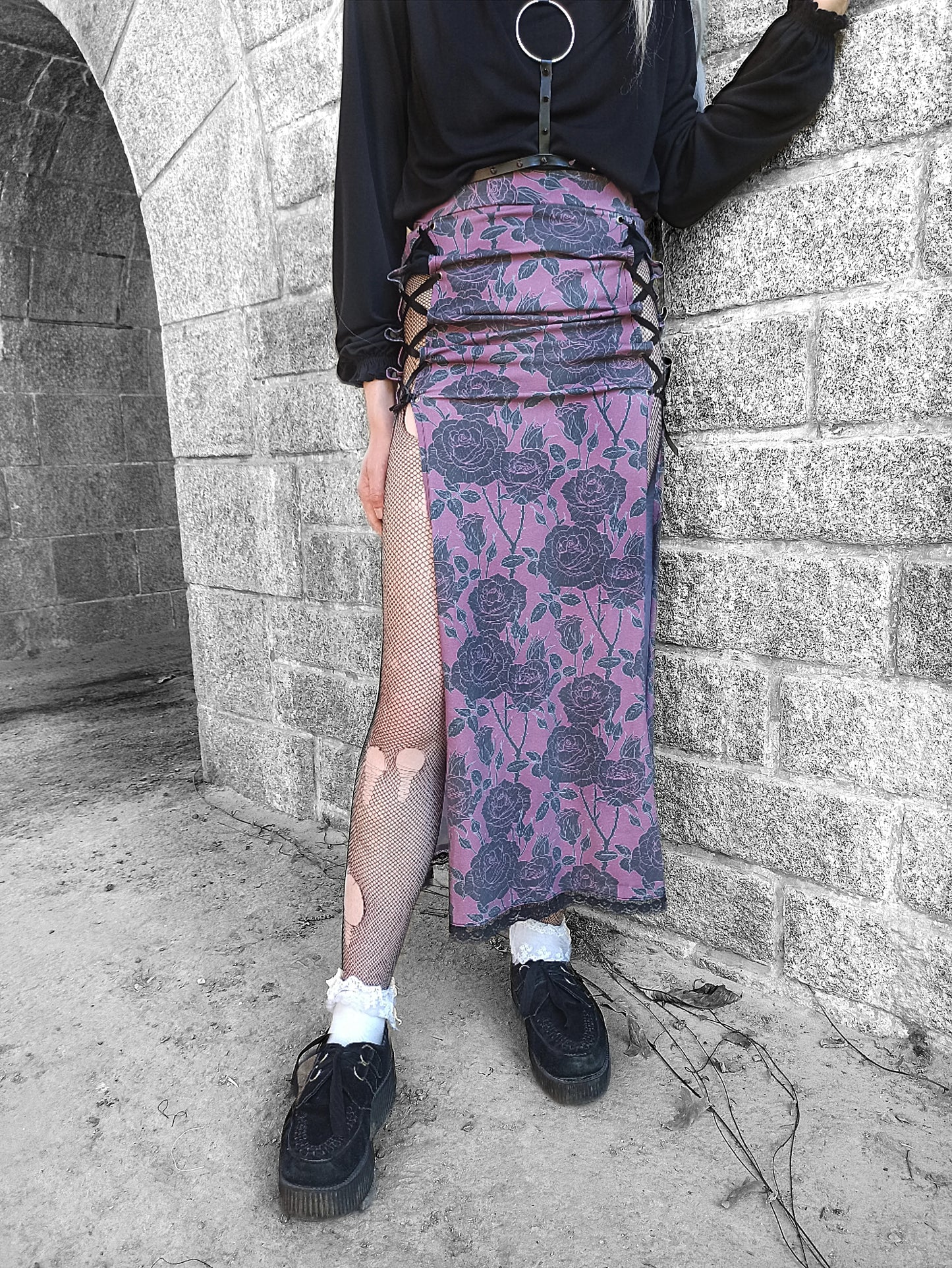 Jupe longue grunge goth en jersey de coton – Violet & roses noires – Fente laçages satin – Fait main