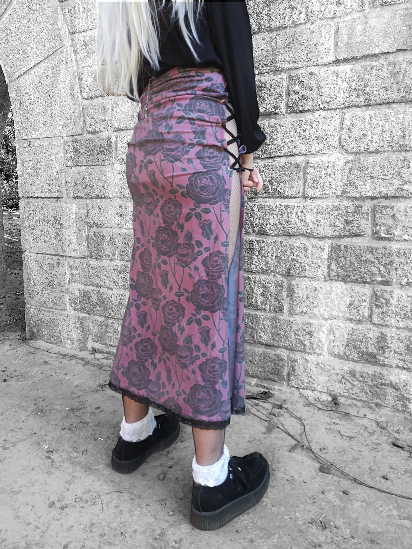 Jupe longue grunge goth en jersey de coton – Violet & roses noires – Fente laçages satin – Fait main