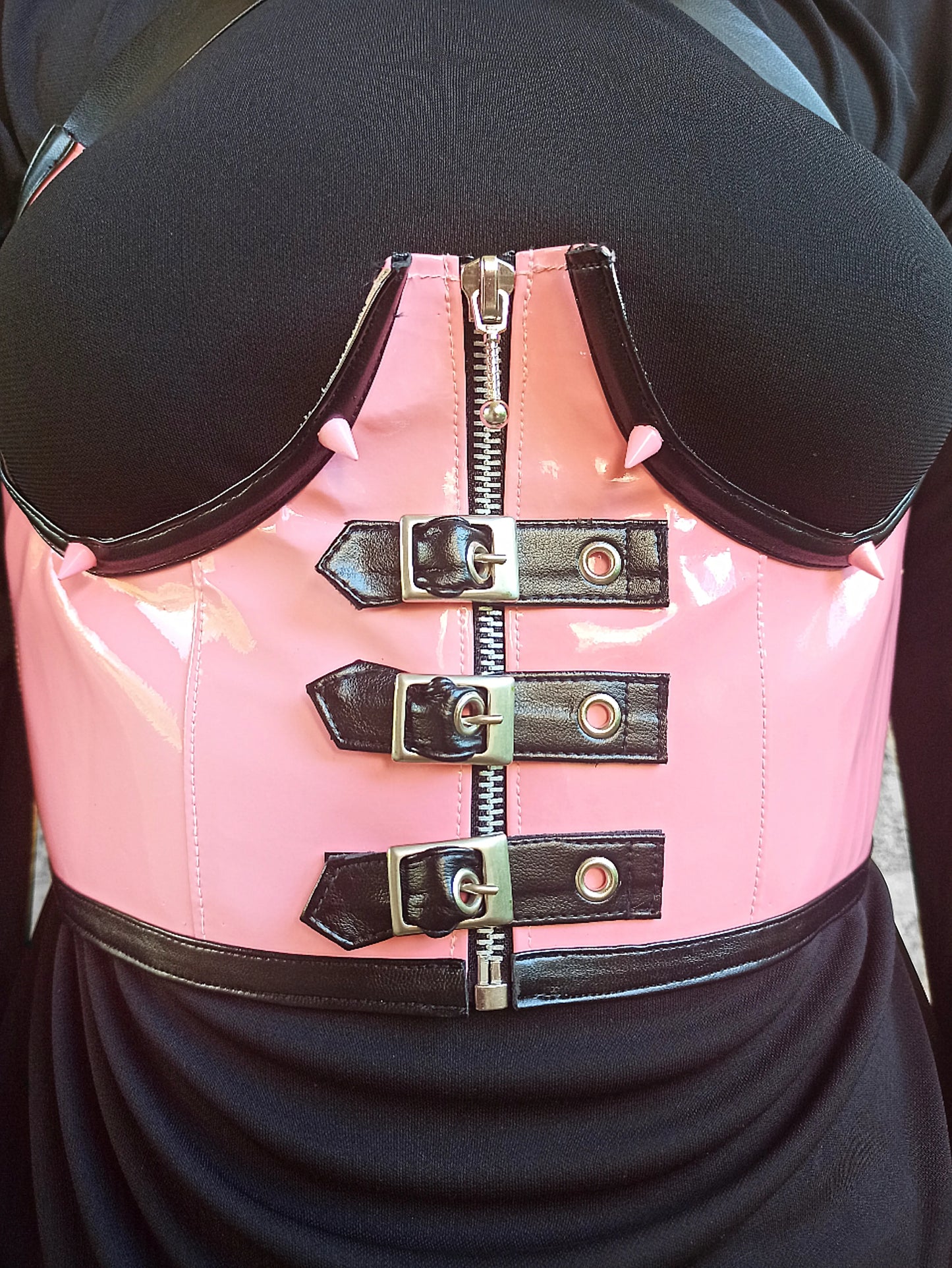 Serre-taille pastel goth en cuir véritable rose vinyle & noir – clous et boucles – fait main
