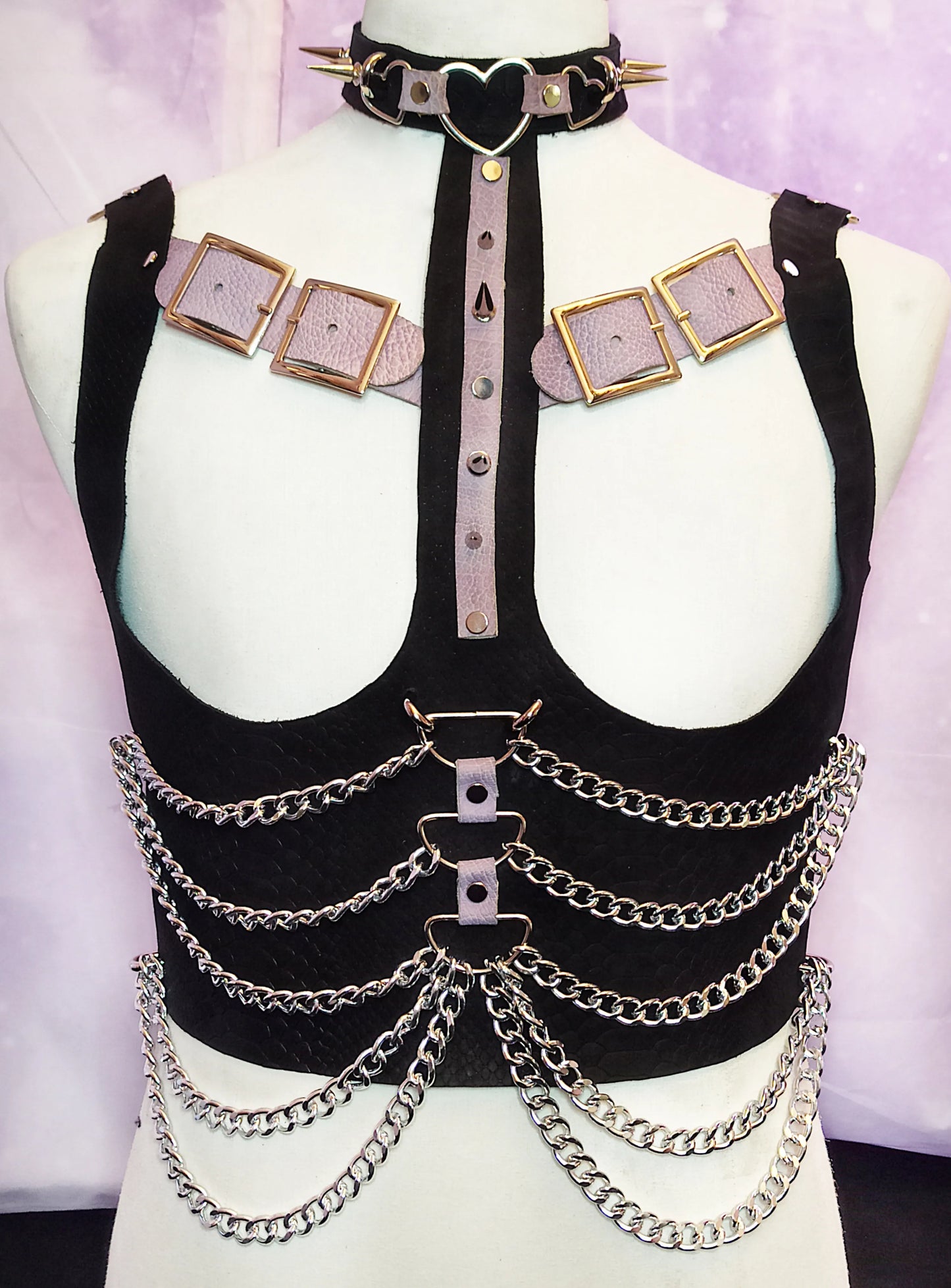 Ensemble lingerie pastel goth en cuir véritable noir & violet avec chaînes en acier – ajustable du 40 au 46