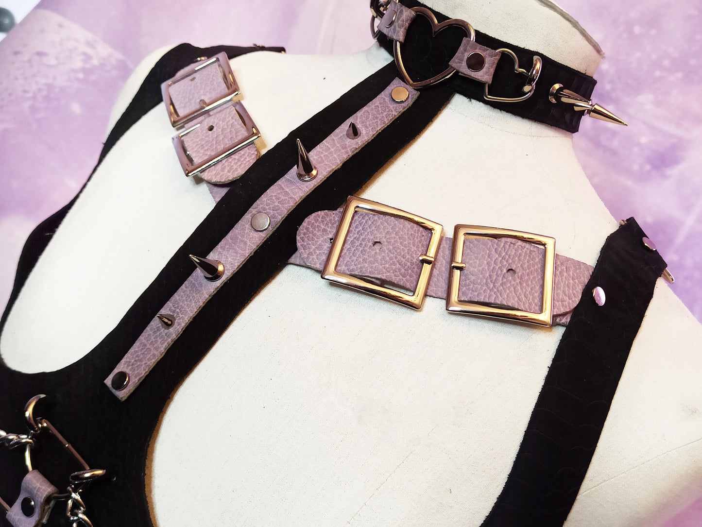 Ensemble lingerie pastel goth en cuir véritable noir & violet avec chaînes en acier – ajustable du 40 au 46