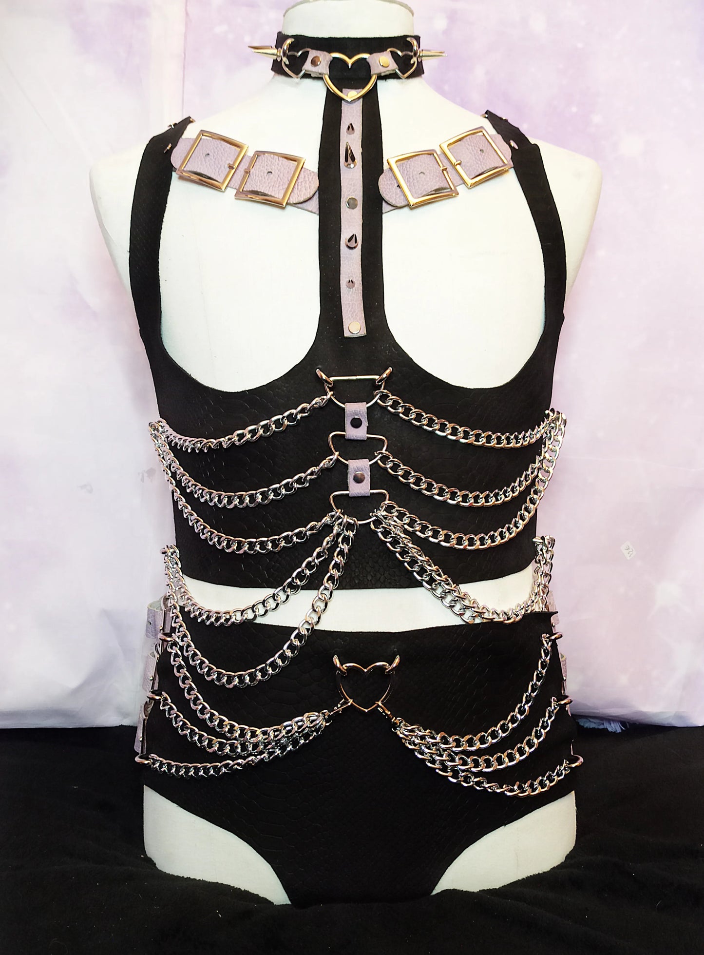 Ensemble lingerie pastel goth en cuir véritable noir & violet avec chaînes en acier – ajustable du 40 au 46
