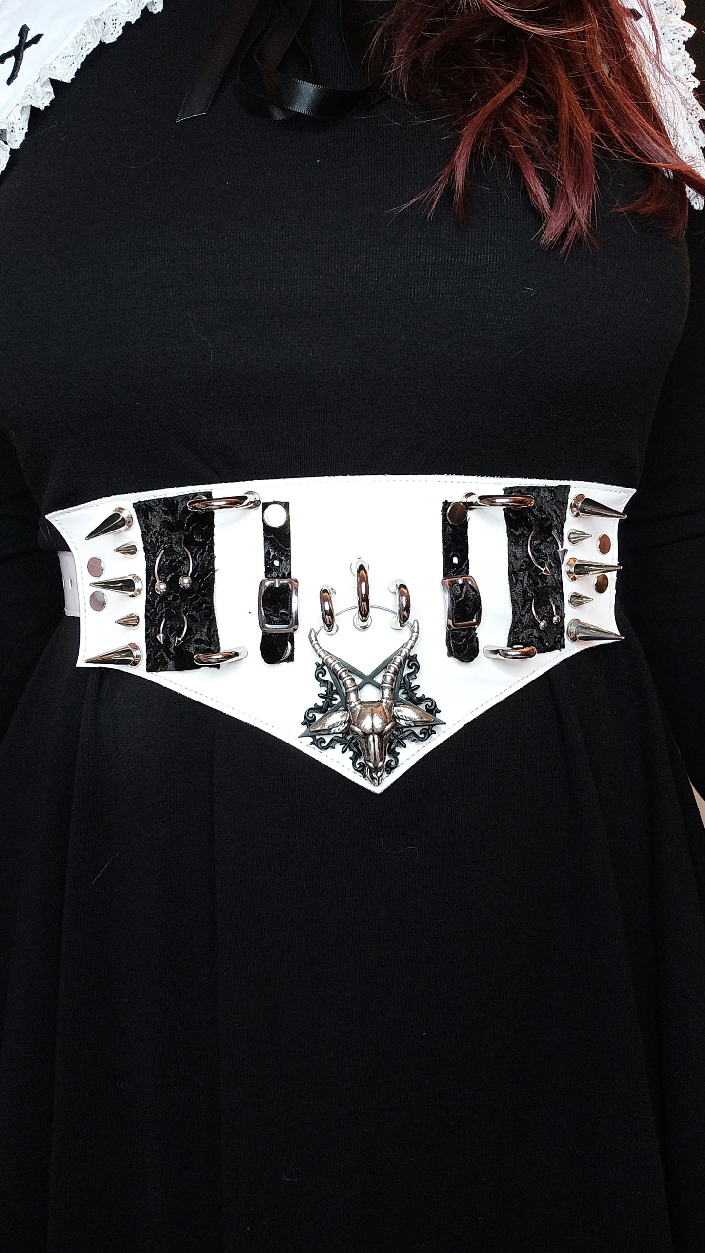 Ras de cou / Ceinture gothique transformable – Baphomet, vinyle blanc & acier inox – fait main