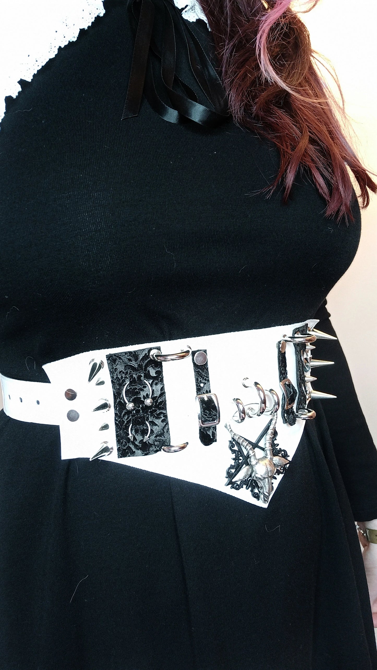 Ras de cou / Ceinture gothique transformable – Baphomet, vinyle blanc & acier inox – fait main