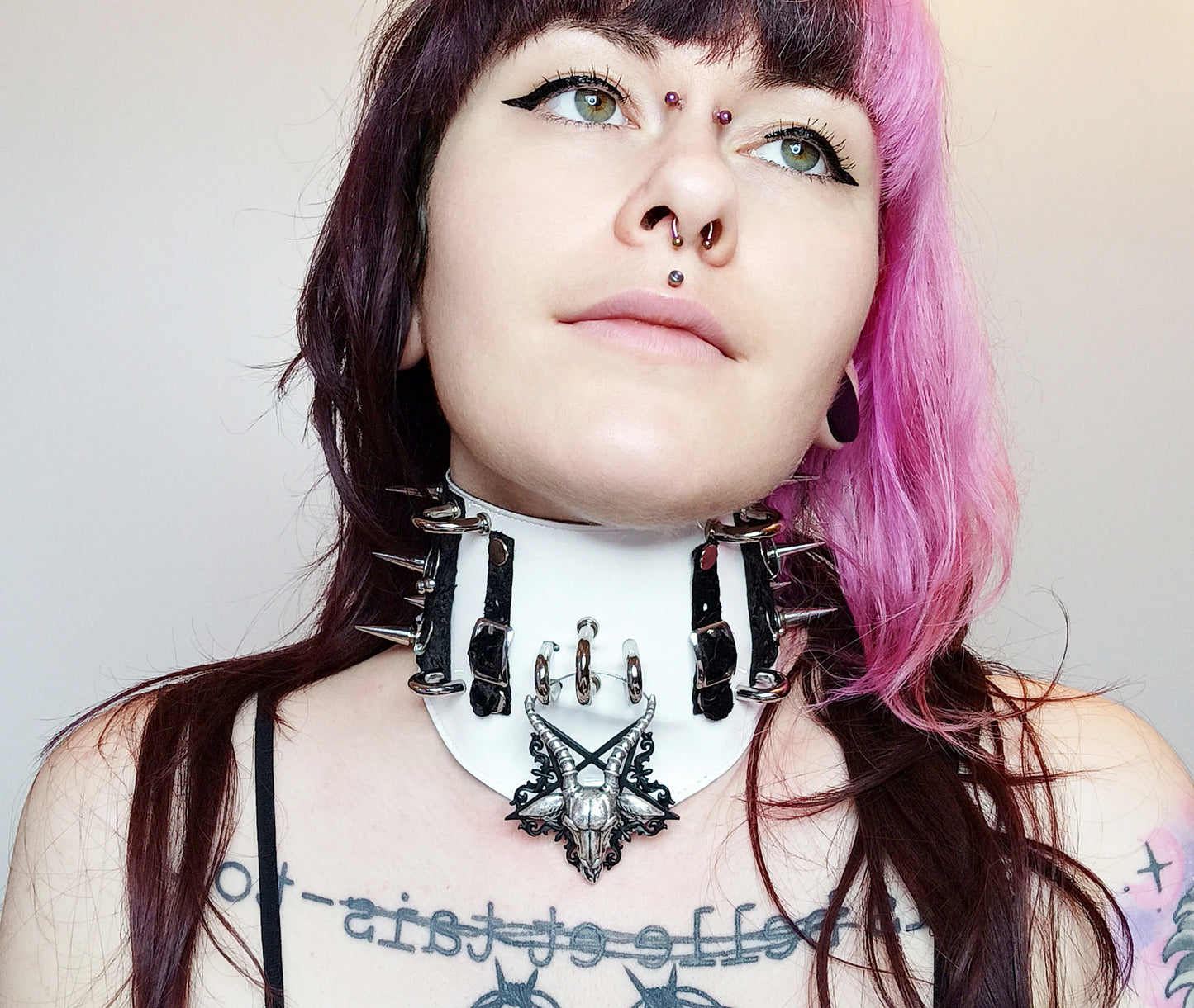 Ras de cou / Ceinture gothique transformable – Baphomet, vinyle blanc & acier inox – fait main