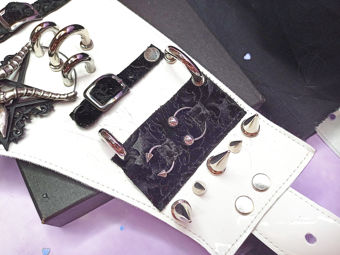 Ras de cou / Ceinture gothique transformable – Baphomet, vinyle blanc & acier inox – fait main
