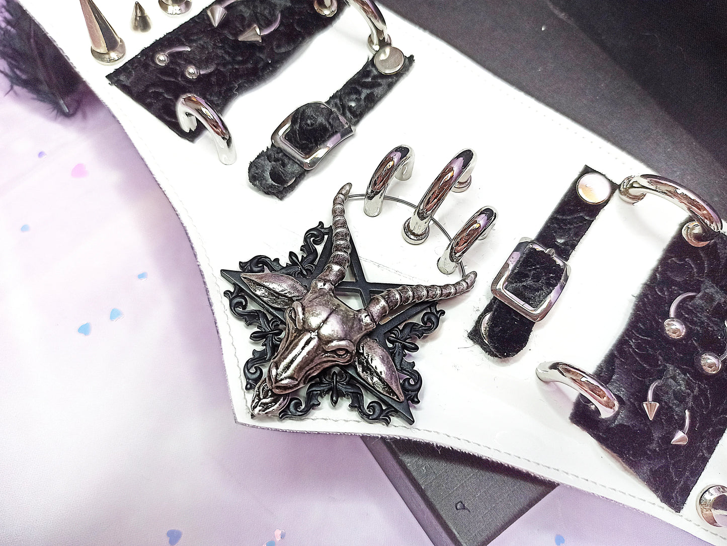 Ras de cou / Ceinture gothique transformable – Baphomet, vinyle blanc & acier inox – fait main