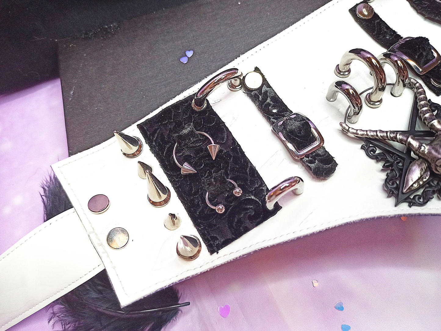 Ras de cou / Ceinture gothique transformable – Baphomet, vinyle blanc & acier inox – fait main