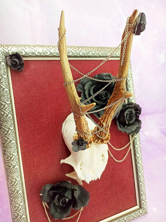 Cadre décoratif massacre de chevreuil en acrylique gris et fond bordeaux