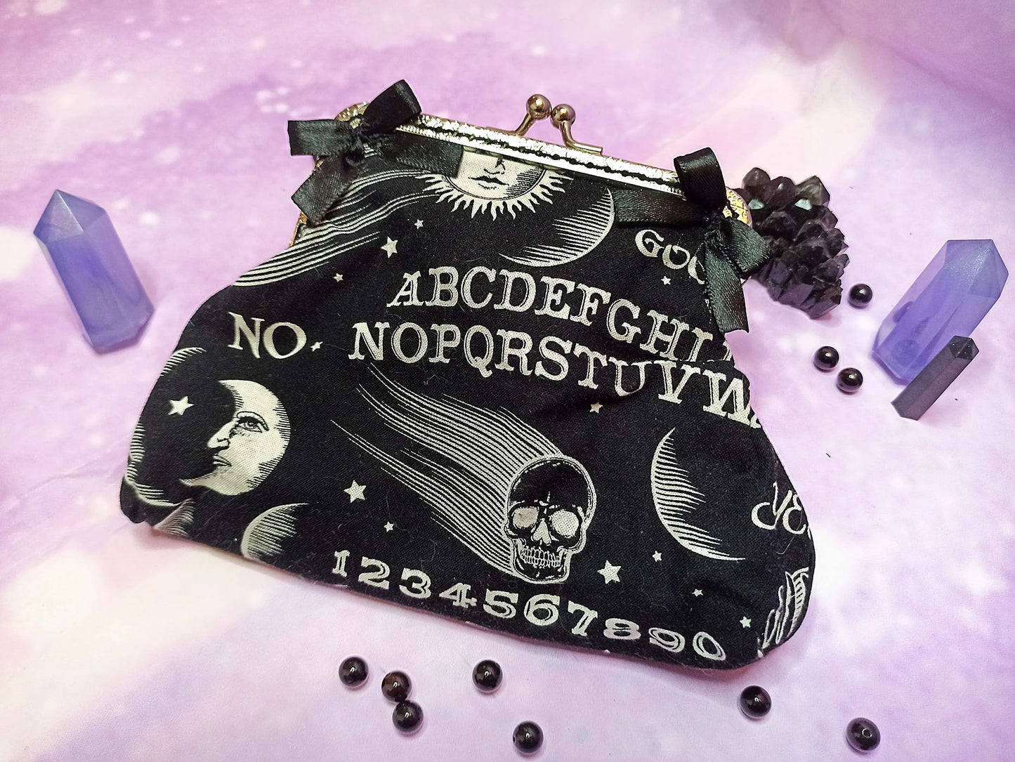 Porte-monnaie Ouija noir et blanc en velours – style gothique fait main
