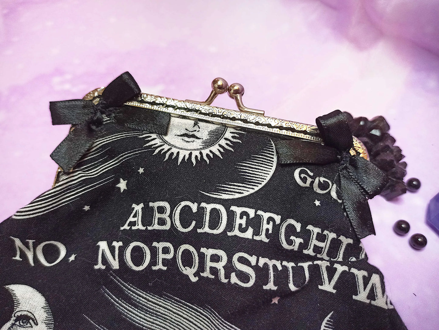 Porte-monnaie Ouija noir et blanc en velours – style gothique fait main