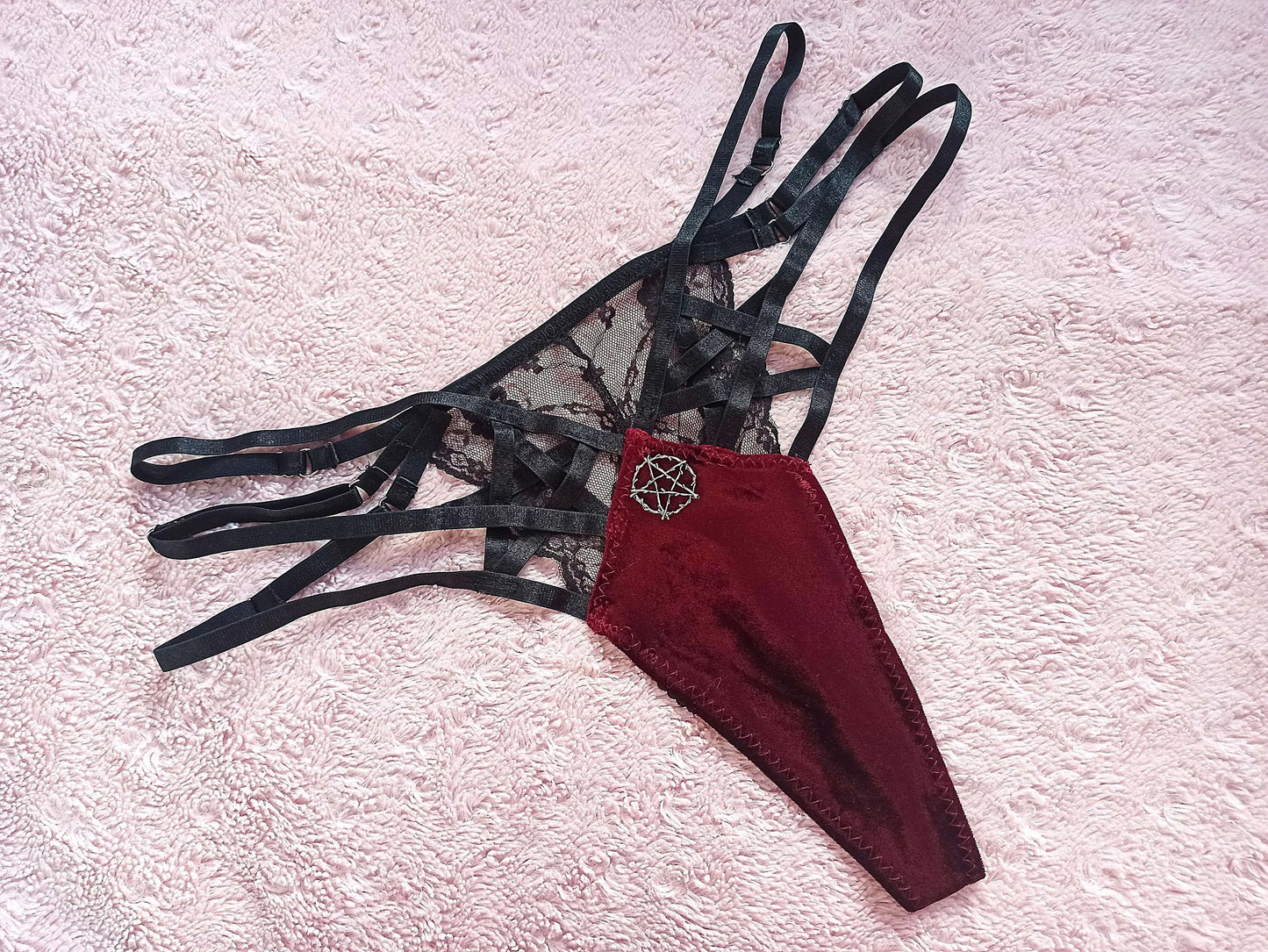 String gothique en velours bordeaux avec dentelle noire et breloque pentagramme – lingerie alternative fait main