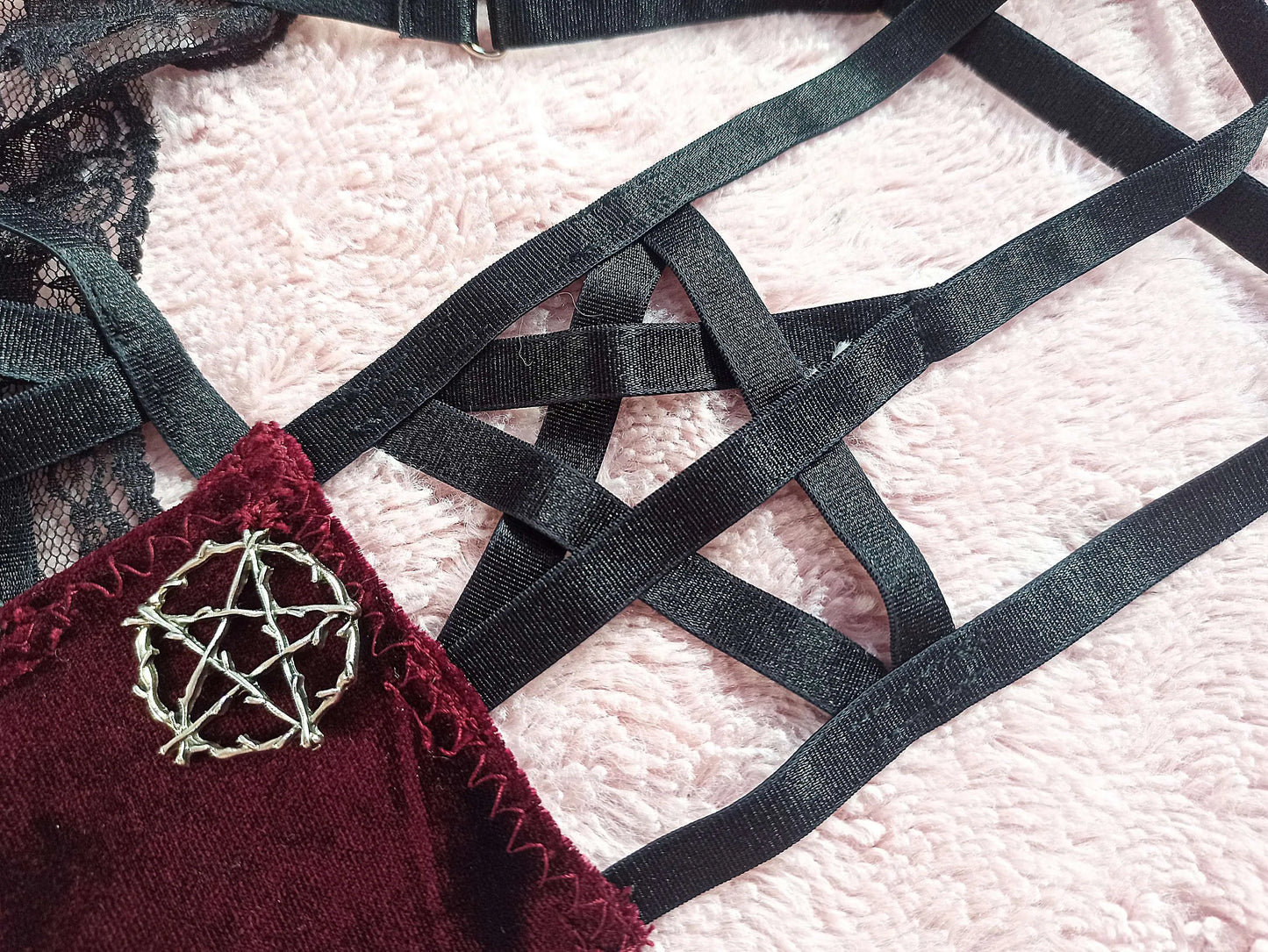 String gothique en velours bordeaux avec dentelle noire et breloque pentagramme – lingerie alternative fait main