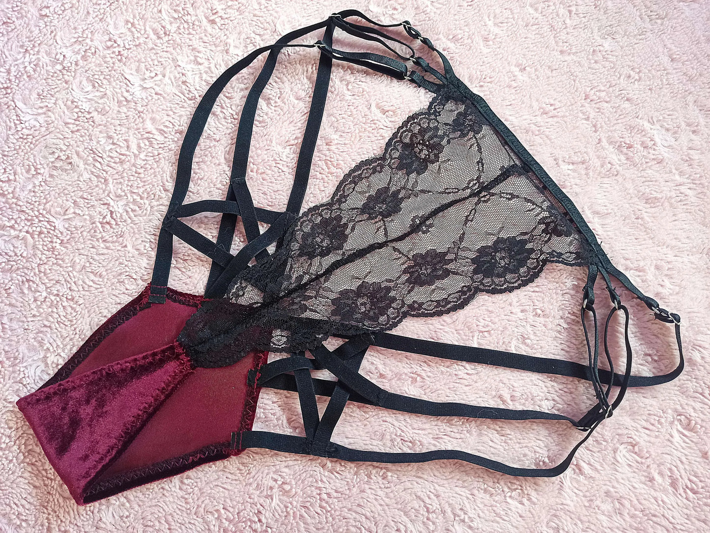 String gothique en velours bordeaux avec dentelle noire et breloque pentagramme – lingerie alternative fait main
