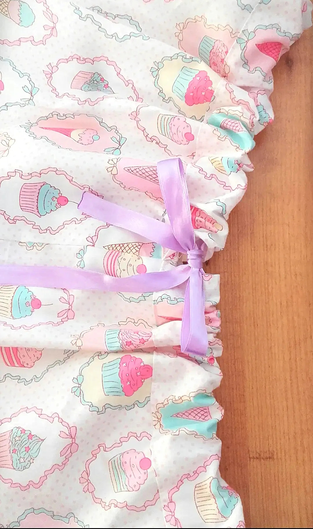 Jupe lolita kawaii en coton imprimé sucreries – Dentelle rose et ruban violet ajustable – Fait main