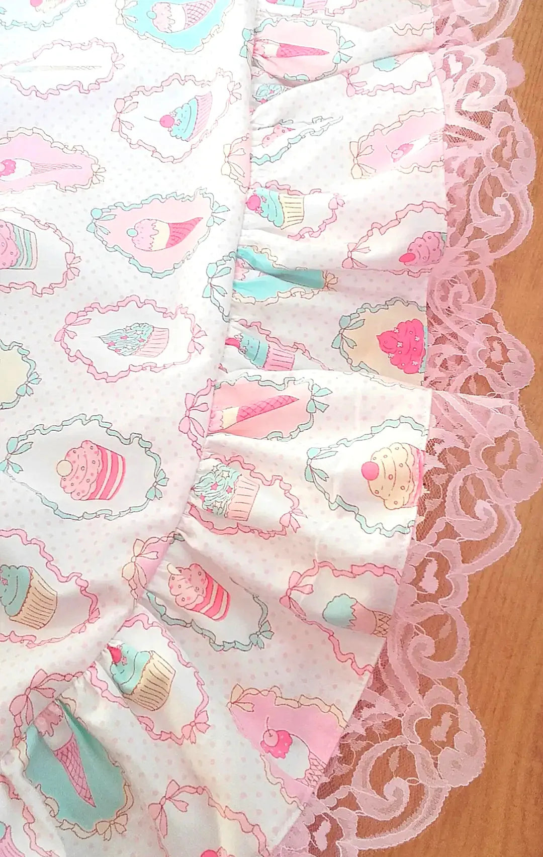 Jupe lolita kawaii en coton imprimé sucreries – Dentelle rose et ruban violet ajustable – Fait main
