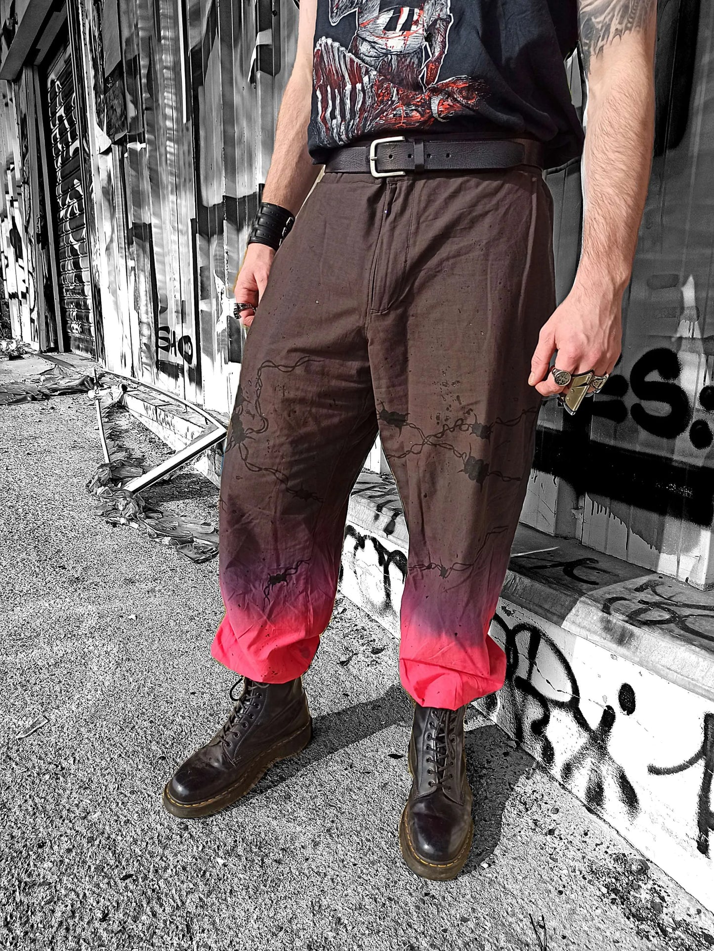 Pantalon cargo gothique XXL fait main en coton/lin, teinture artisanale vin et rouge avec motifs barbelés peints à la main. Pièce unique