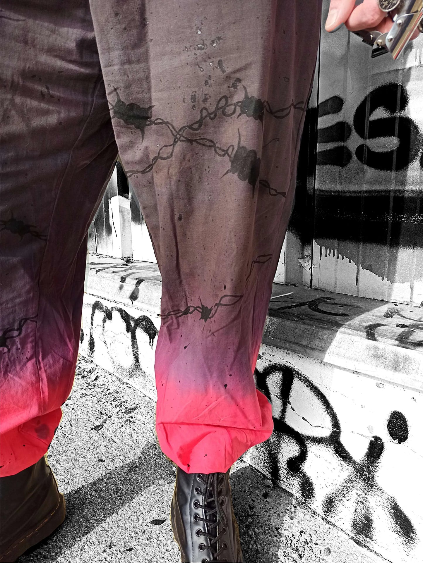 Pantalon cargo gothique XXL fait main en coton/lin, teinture artisanale vin et rouge avec motifs barbelés peints à la main. Pièce unique