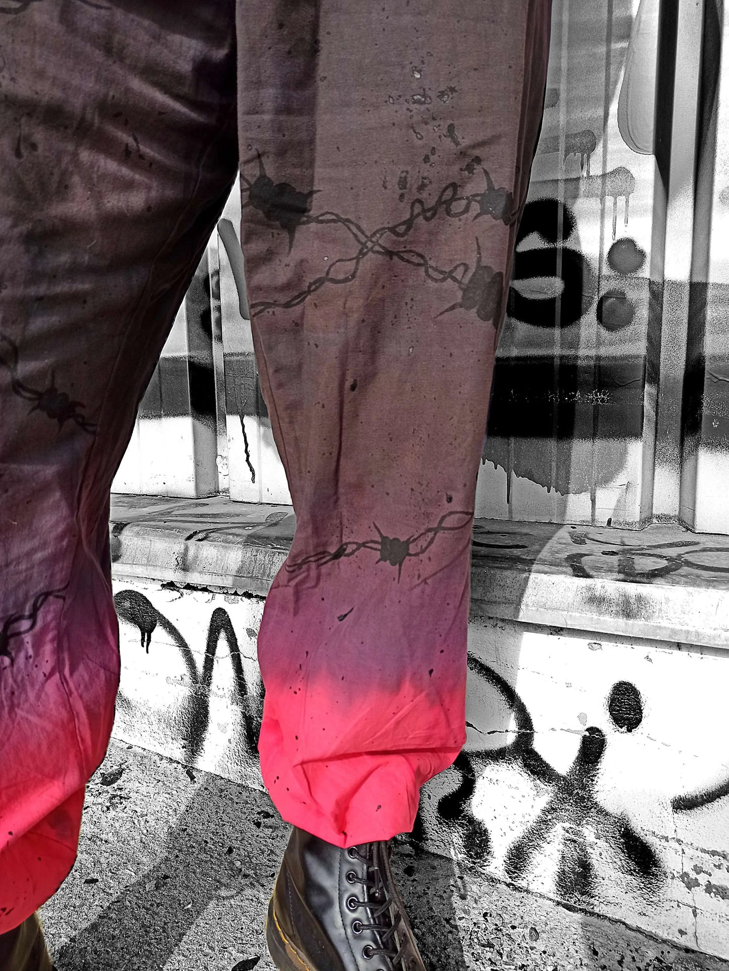 Pantalon cargo gothique XXL fait main en coton/lin, teinture artisanale vin et rouge avec motifs barbelés peints à la main. Pièce unique